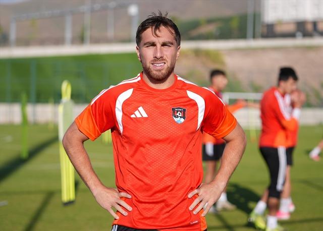 Ozan Can Kökçü serbest vuruş